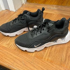 Nike Ryz 365 black/white size 9- like new